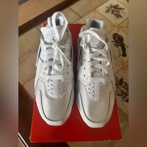 Nike White Huarache Sneakers Minimalist Design